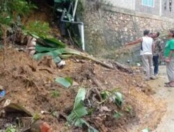 Hendrik, Anggota DPRD Batam Tinjau Longsor di Tiban dan Berikan Bantuan