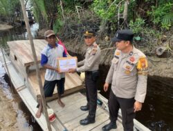 Nelayan Tradisional di Merbau dapat Bansos Dampak Kenaikan Harga Bapokting dari Polsek
