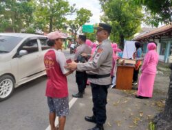 Polsek Pemalang Kota Bersama Bhayangkari Bagikan Takjil dan Ratusan Kotak Nasi