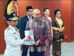 Penyerahan Memori Gubernur NTT Kepada Ayodhia Kalake Pj Gubernur NTT yang Baru