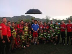 Presiden Jokowi Didampingi Pj. Gubernur NTT Bermain Bola dengan Warga Batu Cermin