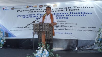 PJ Walikota Kupang Serahkan Bantuan 18 Rumah Layak Huni Warga Oesapa