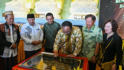Menag Yaqut dan Gubernur Ansar Silaturahmi dengan Umat Buddha di Pagoda Sata-Sahasra Buddha