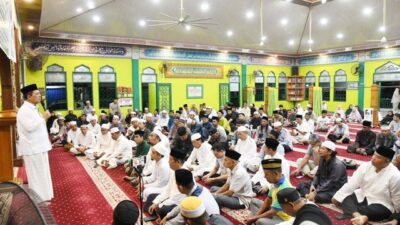 Gubernur Kepri H. Ansar Ahmad Serahkan Bantuan Rp70 juta Saat Safari Subuh di Masjid Baitul Karim Tanjung Balai Karimun