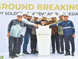 Gubernur Kepulauan Riau Ansar Ahmad dan Komisaris Utama Arsari Group Hashim Djojohadikusumo melakukan peletakan batu pertama