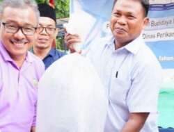 Sekda Kota Batam Serahkan 79 Paket Bibit Ikan Pada Kelompok Budidaya Ikan.