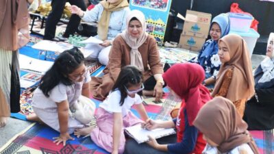 Bunda Literasi Kepri Piknik Bersama Puluhan Anak-anak, Baca Buku Bareng hingga Main Game