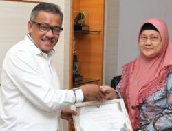 Pemko Batam Serahkan SK 15 PNS Memasuki Batas Usia Pensiun.