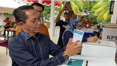 Didampingi Keluarga, Amsakar Achmad Tunaikan Hak Pilih di TPS 18 Batam Center