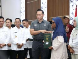 Menko AHY Serahkan Sertifikat Hak Milik untuk Masyarakat Terdampak Pengembangan Rempang Eco-City, Apresiasi Kinerja BP Batam