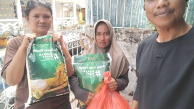 Peduli Sesama, Perwakilan Media Buser Kepri Berikan 50 Paket Sembako kepada Masyarakat