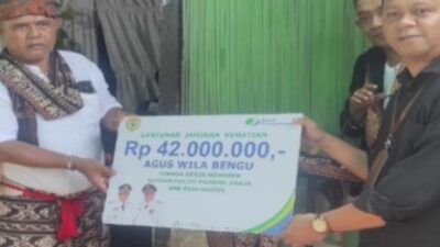 BPJS Ketenagakerjaan Serahkan Santunan Jaminan Kematian kepada Ahli Waris Pegawai Satpol-PP Sabu Raijua