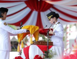 Khidmat, Penurunan Bendera Merah Putih HUT ke-80 RI di Batam Disaksikan Ribuan Masyarakat