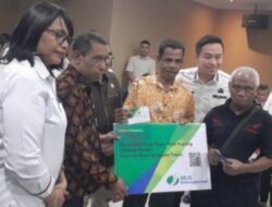 12 Pekerja Rentan di Kota Kupang Terima Kartu BPJS Ketenagakerjaan