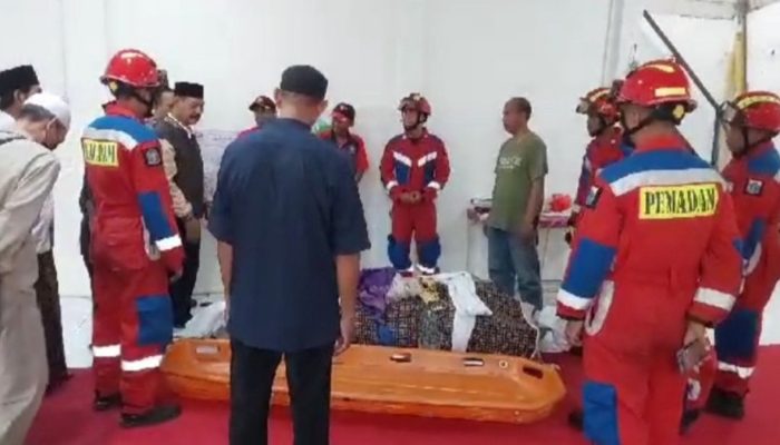 Damkar Kuningan Bantu Evakuasi Jenazah Obesitas 200 Kg di Pesing