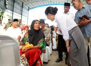 Wawako Li Claudia  Gandeng DPRD Kota Batam Serahkan Bantuan Sosial Bagi Lansia