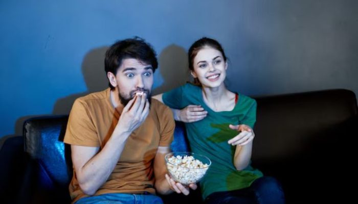 Orang yang Sering Menonton Ulang Film Sama Punya 10 Ciri Kepribadian Unik Ini