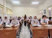 Mengapa Penulis Tanyakan Soal Ponsel? Bahasa Indonesia Kelas 9 Halaman 72