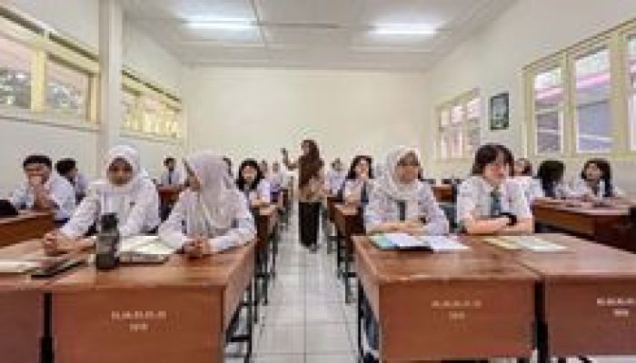 Mengapa Penulis Tanyakan Soal Ponsel? Bahasa Indonesia Kelas 9 Halaman 72