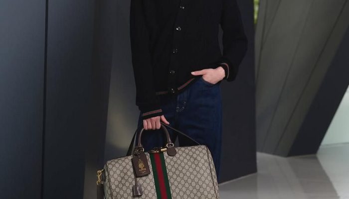 7 Inspirasi OOTD Tas Alami Aktor Billkin Putthipong, Gaya Santai Pria!