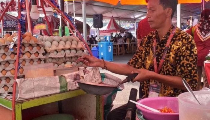 Bonek Menggoyang Lidah! Kuliner Khas Jakarta dan Surabaya Memanjakan Penonton Laga Persebaya vs Persija