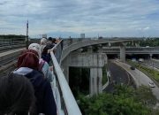 Jalan Kaki di Ketinggian Akibat Gangguan LRT, Penumpang Dapat Air dan Refund