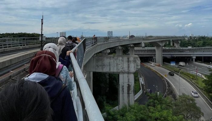 Jalan Kaki di Ketinggian Akibat Gangguan LRT, Penumpang Dapat Air dan Refund