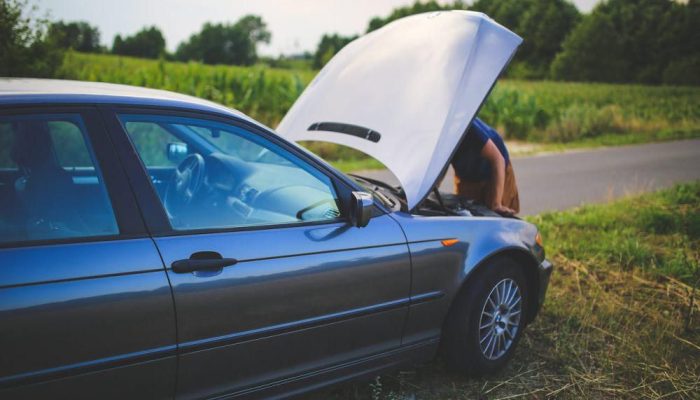 Cara Cepat Atasi Mobil Overheat Saat Berkendara, Segera Berhenti!