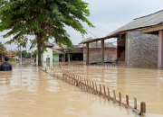 Pemutusan Jalan Lintas Akibat Hujan Deras, Banjir Rendam Puluhan Rumah