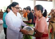 TP PKK Bali Bagikan Sembako dan Bibit Tanaman di Karangasem