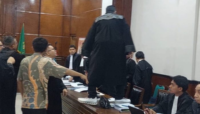 Jejak Karier Firdaus Oiwobo, Pengacara yang Minta Lepas Toga Advokat dari Ketua MK, Mengapa?
