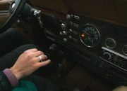 Mengapa Tangan Tak Boleh Terus di Tuas Transmisi? Ini Penjelasannya
