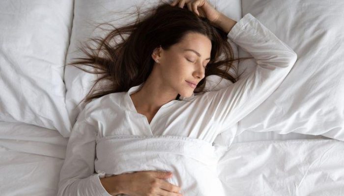 5 Tips Tidur Nyenyak, Jauhi Penggunaan HP Malam Hari