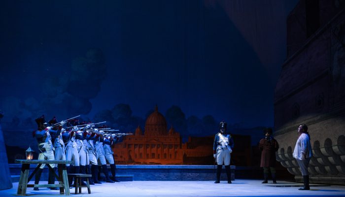 Tosca di Roma, Oren: Keindahan, Puisi, dan Kekerasan