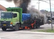 Honda Verza Meledak di Bawah Truk Semen, Dua Remaja Selamat dari Kebakaran Hebat