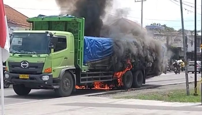 Honda Verza Meledak di Bawah Truk Semen, Dua Remaja Selamat dari Kebakaran Hebat