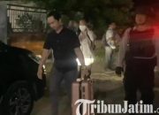 Satu Koper Dibawa KPK dari Rumah Keponakan Bupati