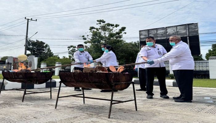 Direktur Jenderal Pemasyarakatan Kalteng Hancurkan Barang Bukti Razia, Tegaskan Komitmen Bersih Lapas