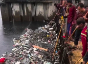 Parah! Warga Surabaya Buang Kasur ke Sungai, Bisa Kena Sanksi