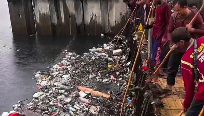 Parah! Warga Surabaya Buang Kasur ke Sungai, Bisa Kena Sanksi