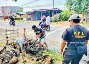 Aksi Bongkar Beton Penutup Drainase Tersumbat Sampah & Batu di Kuala Lumpur Bintan