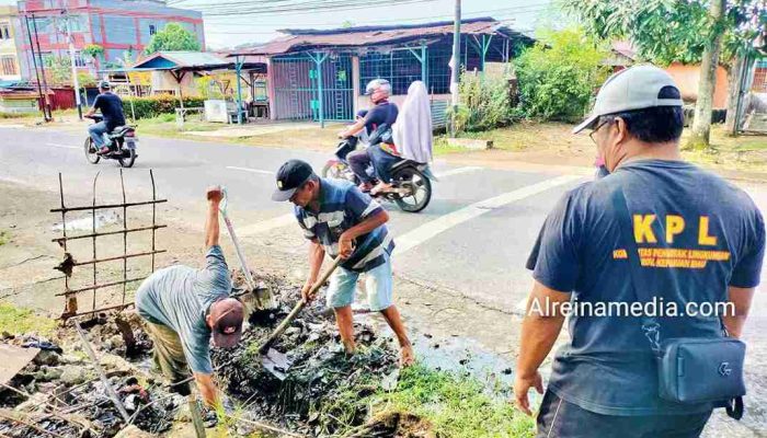 Aksi Bongkar Beton Penutup Drainase Tersumbat Sampah & Batu di Kuala Lumpur Bintan