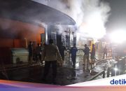 Dua Truk Fuso Terbakar Dini Hari, Damkar Pelalawan: Korsleting Listrik