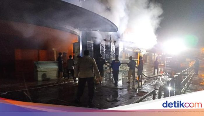 Dua Truk Fuso Terbakar Dini Hari, Damkar Pelalawan: Korsleting Listrik