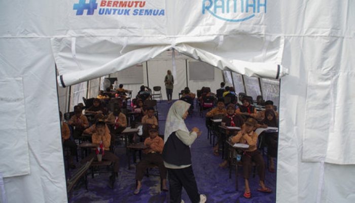 Belajar di Tenda Darurat: Asa Siswa Pasca-Erupsi Semeru
