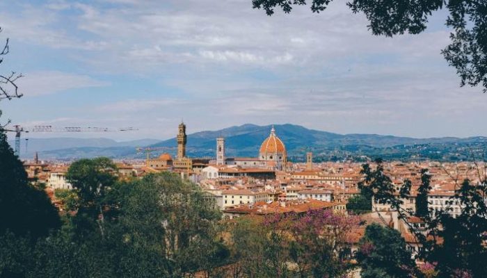 Tuscany Tawarkan Kehidupan Baru: Datang, Dapat Untung!