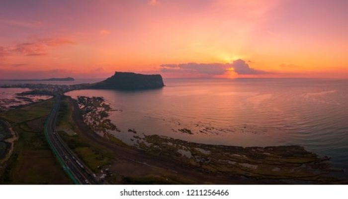 Pesona Mentari di Puncak Seongsan: Panorama Jeju