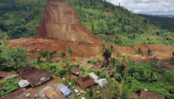 Longsor Jatiluhur: Hujan Deras Tewaskan Warga