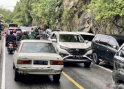 Longsoran batu jatuh ke jalan lintasan pegunungan Geurutee