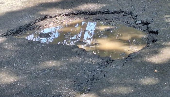Jalan Berlubang Saat Hujan: Ancaman Nyawa Pengendara